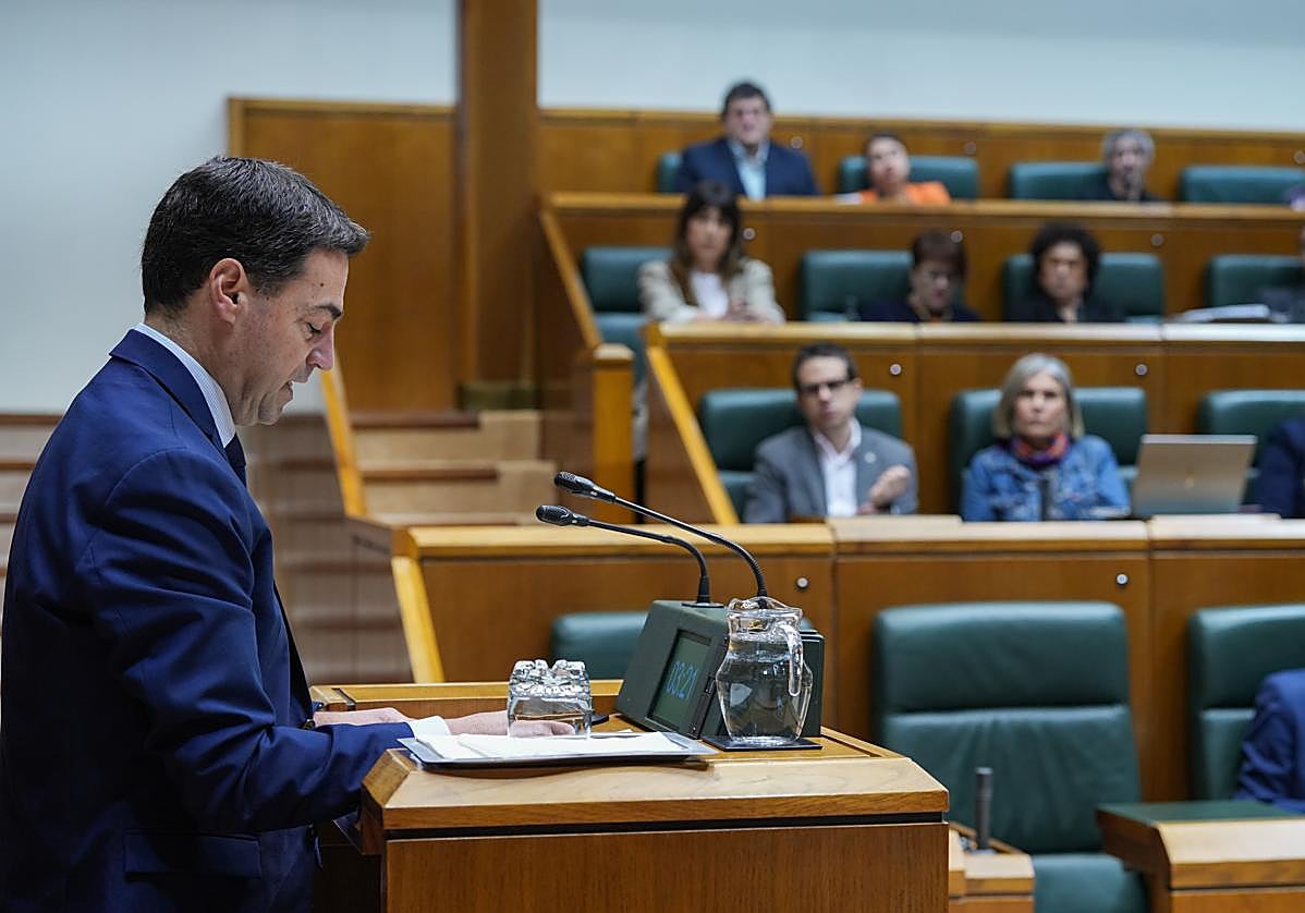 Pradales habla en el Parlamento ante la mirada de los representantes de EH Bildu.