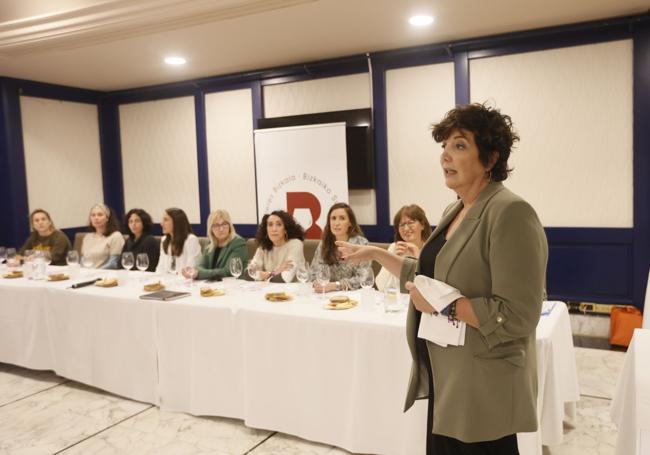 Eloisa Fernández presenta a las invitadas.