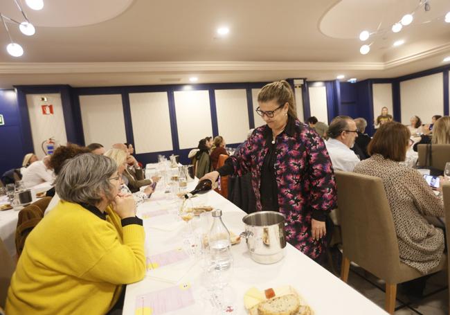La presidenta de la Asociación de Sumilleres de Bizkaia, Iratxe Rementeria, sirve uno de los vinos de la cata.