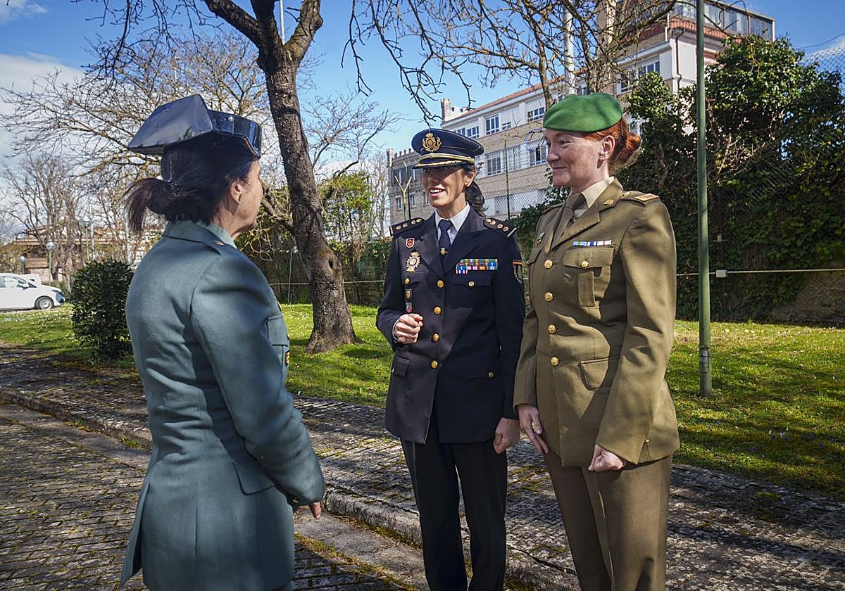 Teresa, Carmen y Laura charlan tras el acto con la delegada del Gobierno.