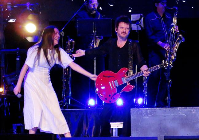 Valeria Castro y Coque acabando 'No puedo vivir sin ti'y los vientos en la versión de Sabina
