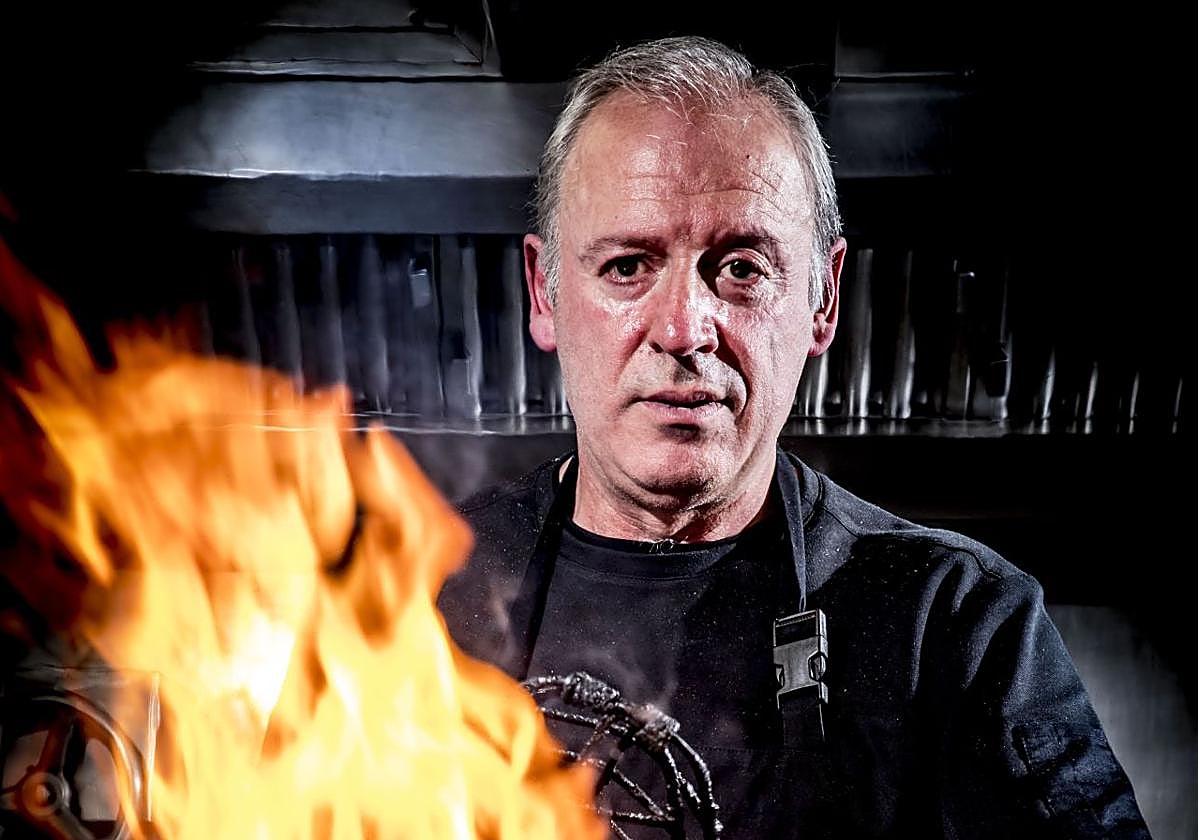 El parrillero Víctor Arguinzóniz, de Asador Etxebarri, fotografiado en su cocina de Axpe, donde ha convertido su «pasión» por el fuego en «una forma de vida».