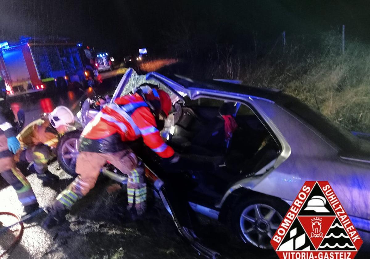 Un choque frontal en el puerto de Vitoria deja un herido grave y dos leves