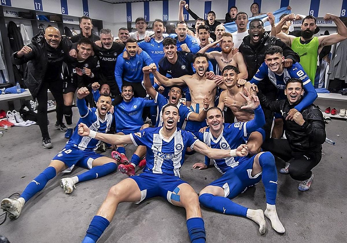 Los jugadores del Alavés celebran a lo grande el triunfo ante el Villarreal.