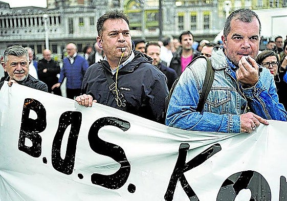 Decenas de músicos de la BOS se manifestaron antes del concierto.