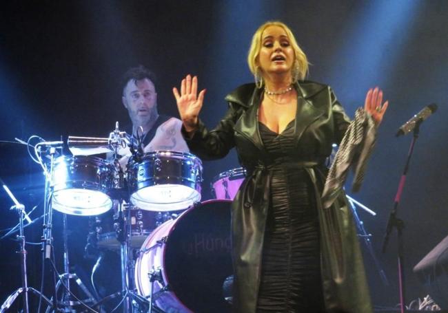 El show fue en sexteto con baterista.