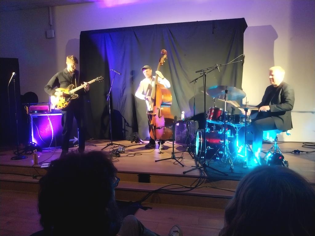 El trío flotante: Mikkel Ploug (guitarra Gibson), Jeppe Skovbakke (contrabajo) y Martin Andersen (batería).