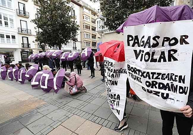 Un momento de la concentración feminista realizada junto al Caminante.