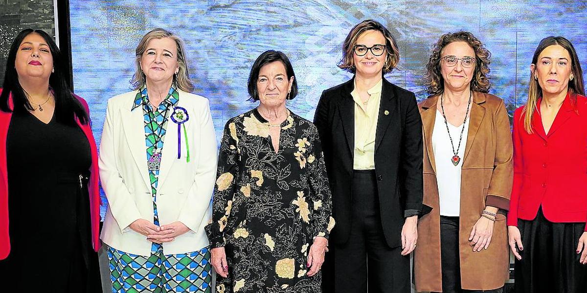 Carla Davies, Teresa Laespada, Carmen Mijangos, Elixabete Etxanobe, Sonia Prieto y Nora Abasolo.