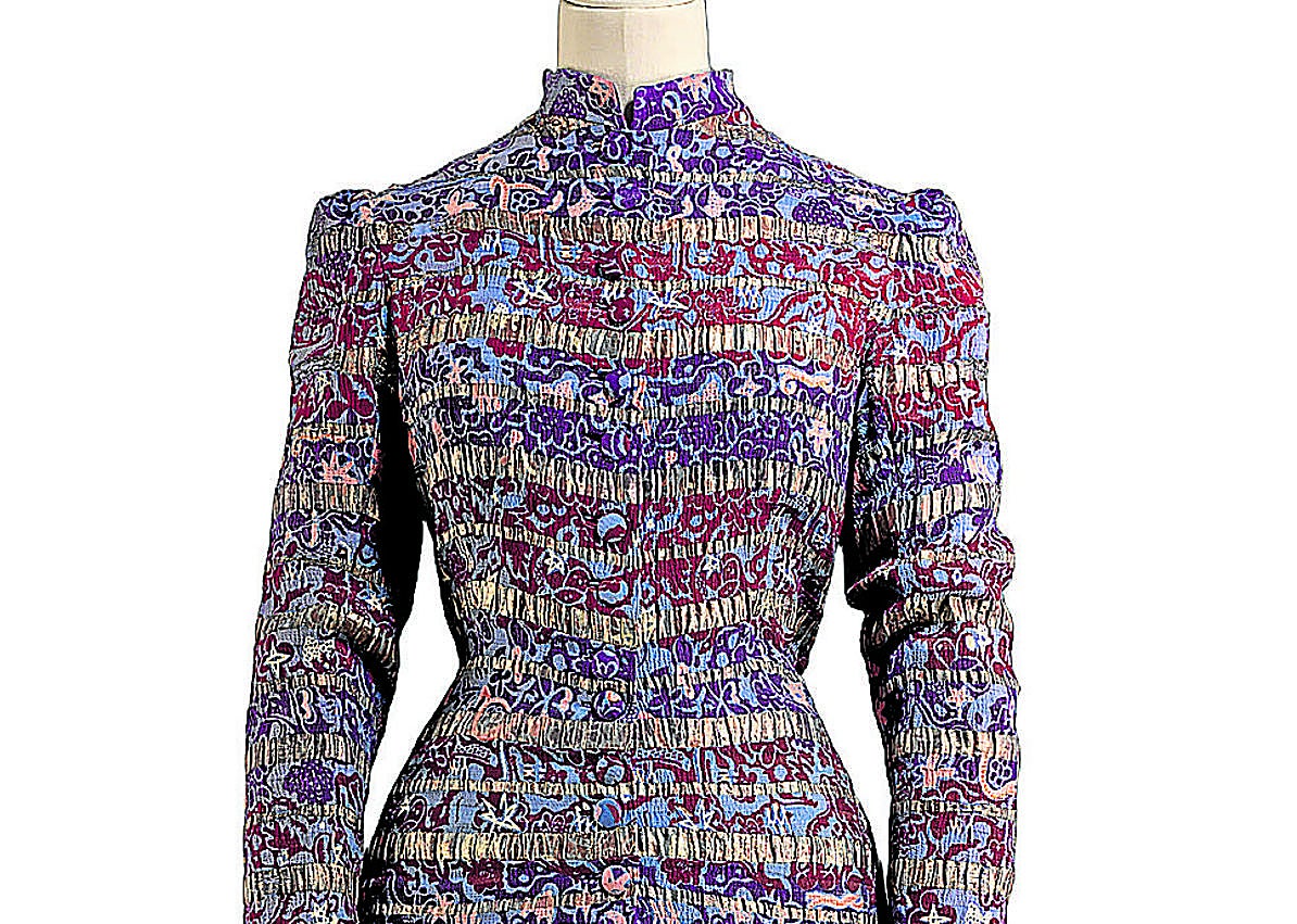 Imagen secundaria 1 - Varios modelos de cóctel en tonos rojos. Chaqueta de noche en 'voluptuese', tejido estampado y con bandas de lamé, de Coudurier, Fructus y Descher. Vestido de novia en crepe satén de color marfil, regalo personal de Balenciaga a la hija del neurólogo donostiarra Benigno Oreja (1935). 