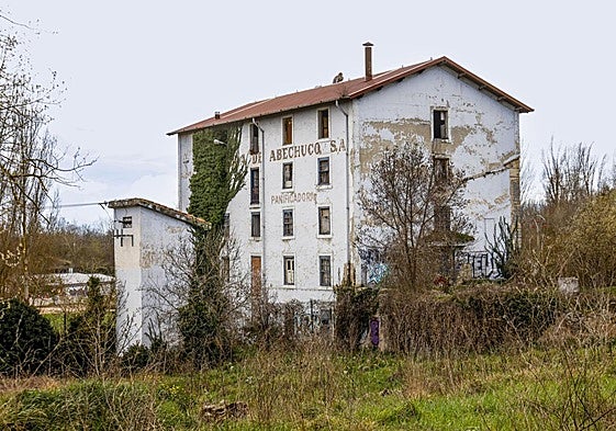 La vieja panificadora se cerró en 2003, desde entonces ha sido víctima de saqueos y riadas del Zadorra.