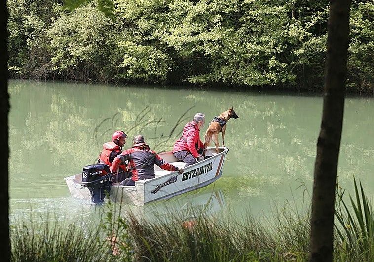 Agentes de la Ertzaintza buscan a un desaparecido en un río de Álava, en una imagen de archivo.