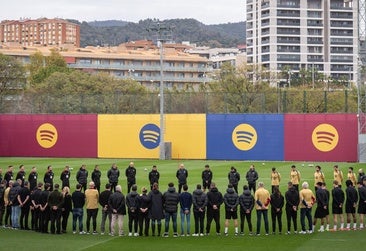 El emotivo homenaje del Barça al médico Carles Miñarro en el entrenamiento