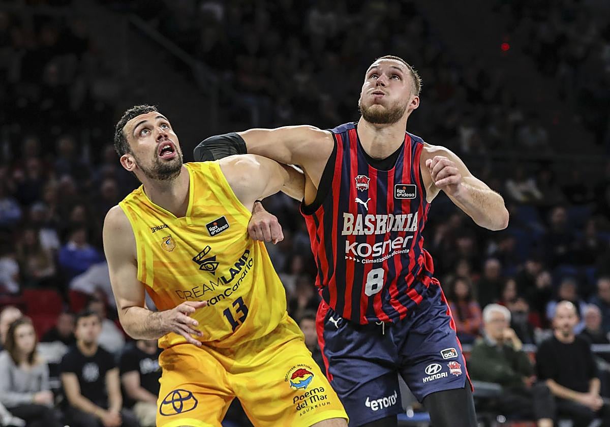 Sedekerskis lucha por el rebote con Pelos.