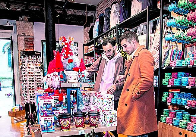 La oferta incluye desde tazas a los clásicos imanes.