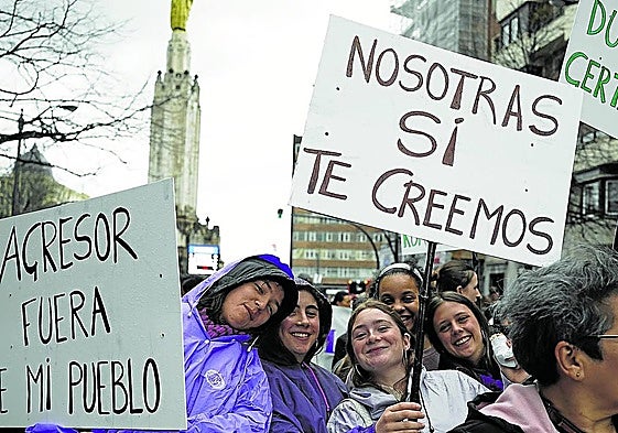 Varias jóvenes portan carteles al inicio de la manifestación de ayer en Bilbao.