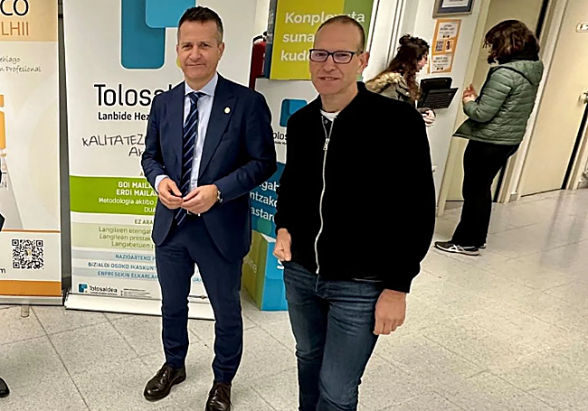El exconsejero de Educación, Jokin Bildarratz, junto a Iñaki Pakea, en febrero del año pasado durante una visita a la Escuela de Papel de Tolosa.