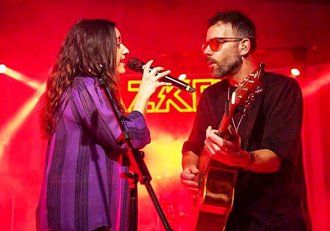 Entre Rodrigo (teclas) y Richie (guitarra).