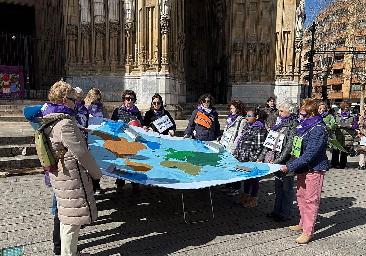 Decenas de mujeres se han concentrado frente a la Catedral Nueva antes de la misa
