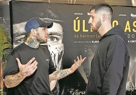 Kerman Lejarraga conversa con Oihan Sancet antes de la presentación del documental.