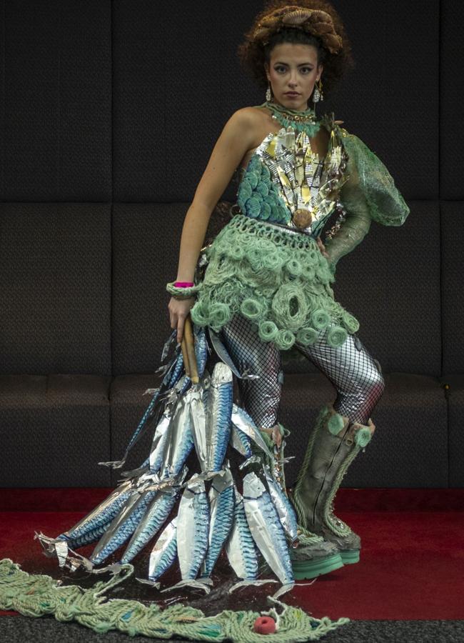 Lucía posa con el diseño 'Miss Mares'.