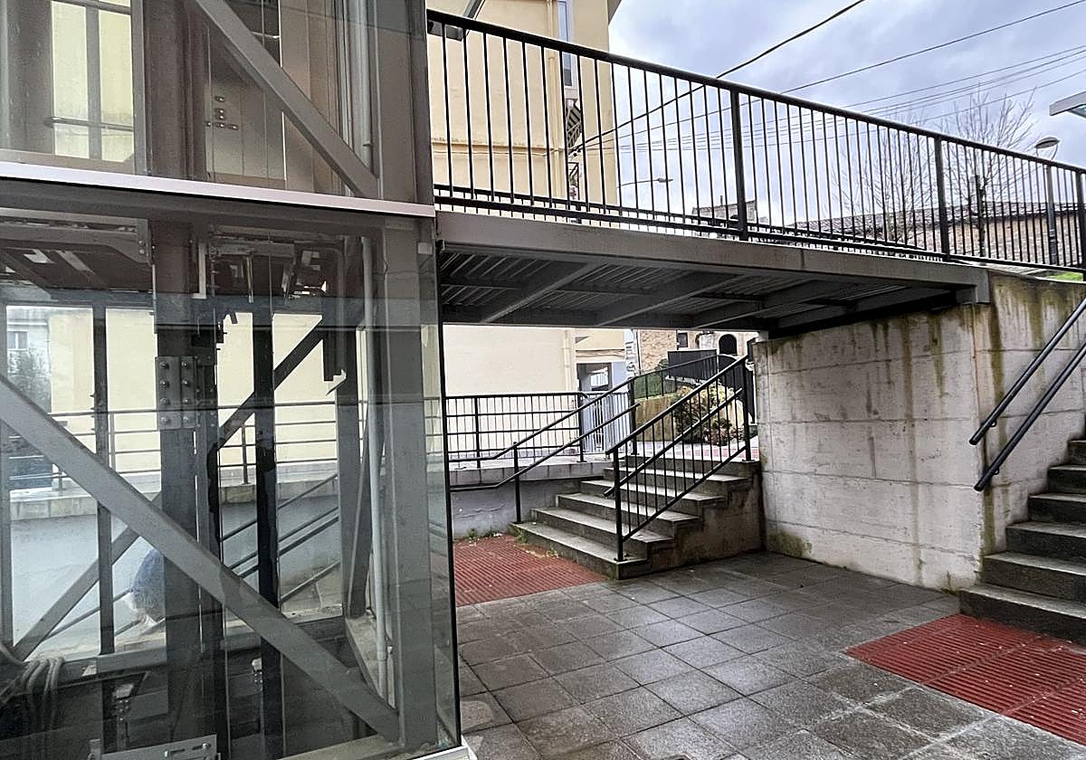 Imagen del ascensor público que une Euskalerria Kalea con Goiko Plaza en la localidad de Atxondo.