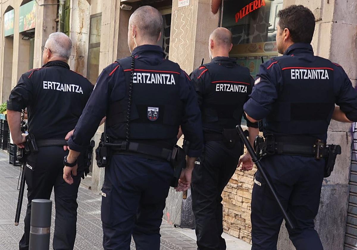 Detienen en Bilbao a un mánager musical por grabar a artistas con una cámara oculta en el baño