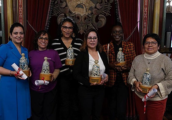 Elnazossadat Zohravi, Luz Estella Romero, Fernanda Cándida, Boldia Sdenka Antezana, Africa Bibang y Cristina Zamora.