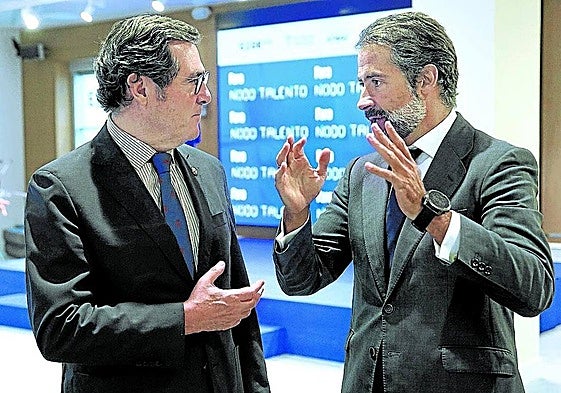 El presidente de CEOE, Antonio Garamendi, charla con el de KPMG, Juan Cano.