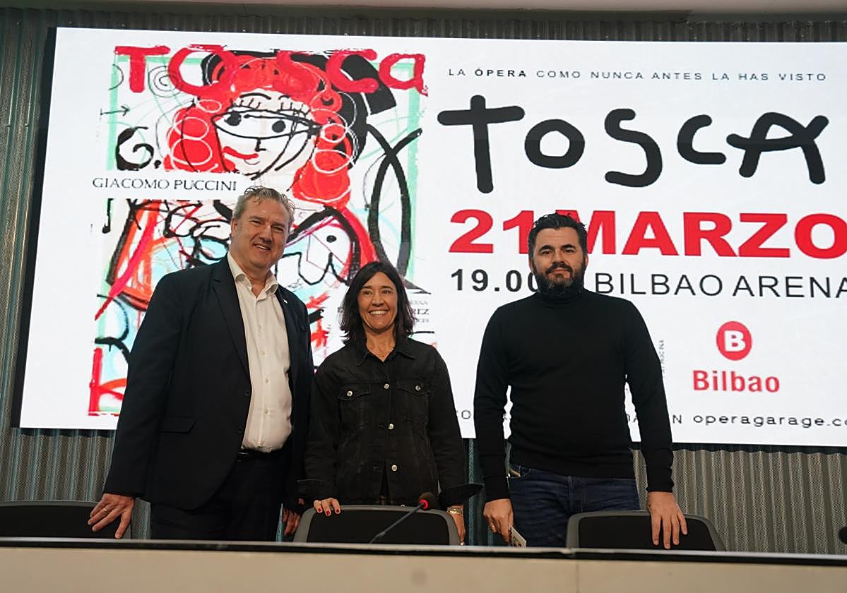Javier Garcinuño (director general de Bilbao Ekintza), junto a Macarena Bergareche y Emiliano Suárez, promotores de Opera Garage.