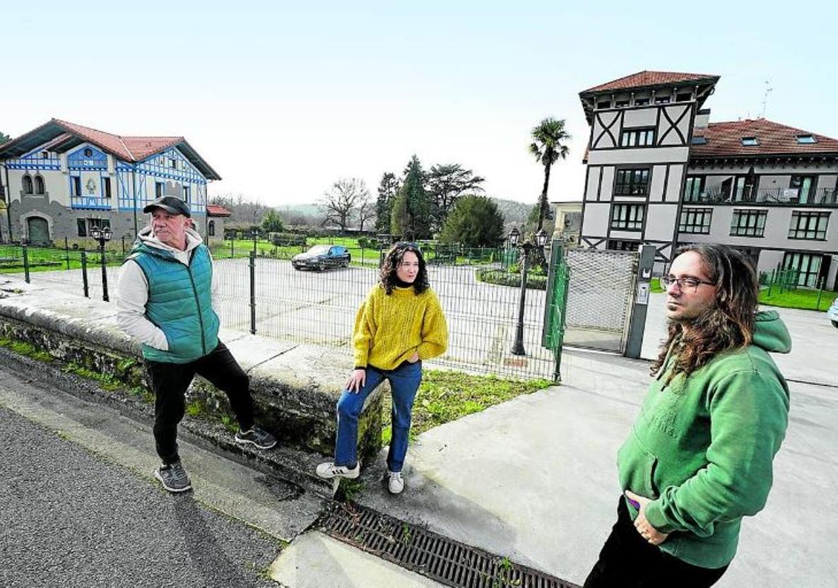 Tres de los vecinos posan frente a Villa Tánger (derecha) y la casa del guardés (izquierda), dos villas protegidas de Larrauri.