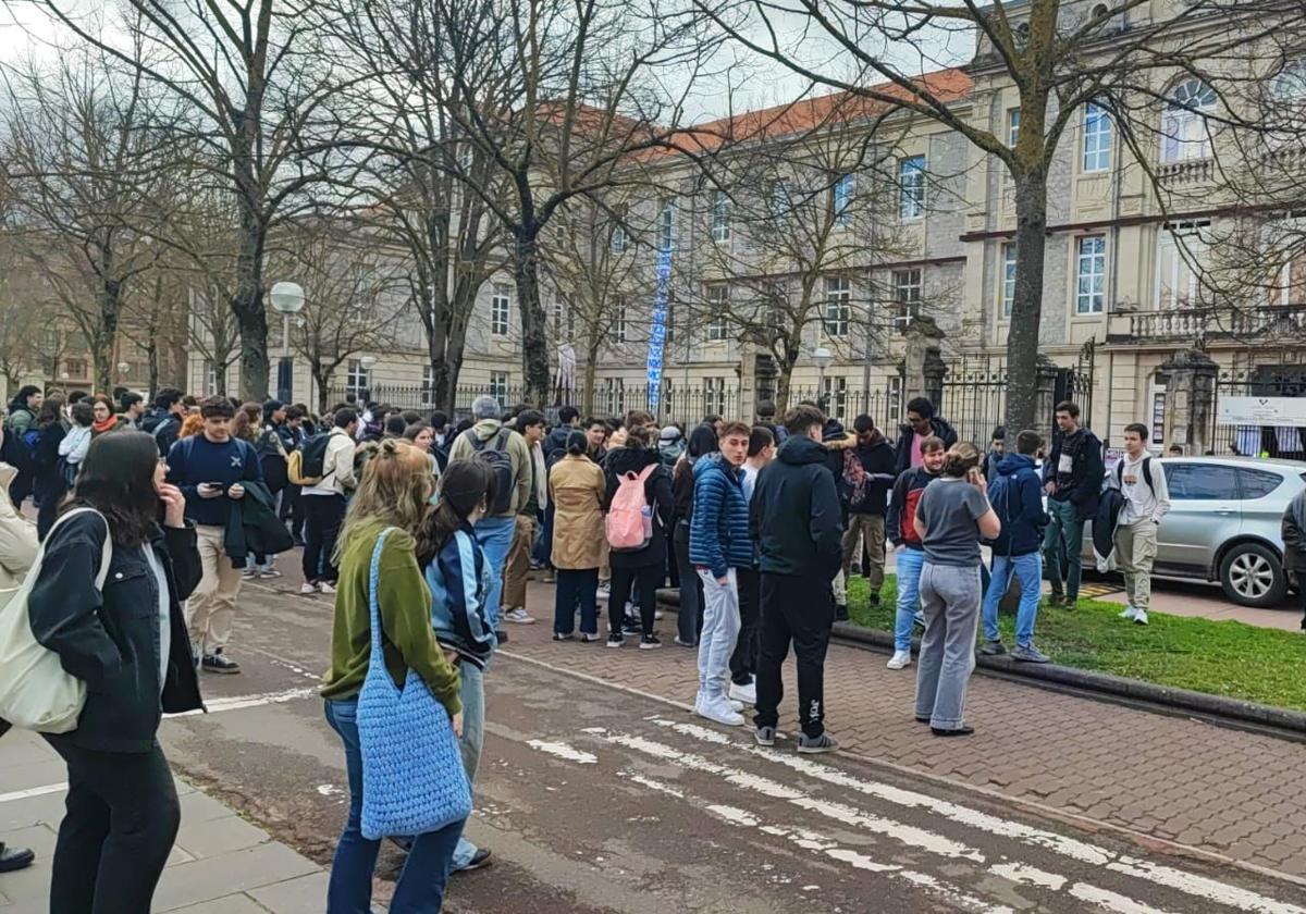 Desalojan todos los edificios del campus de la UPV en Vitoria por botes de humo