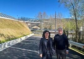 La alcaldesa, Ainhoa Salterain, junto al concejal de Urbanismo, Anartz Gandiaga, en el parking de Euba.
