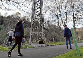 La torre de alta tensión en la que se electrocutaron los niños, accesible al lado del paseo.