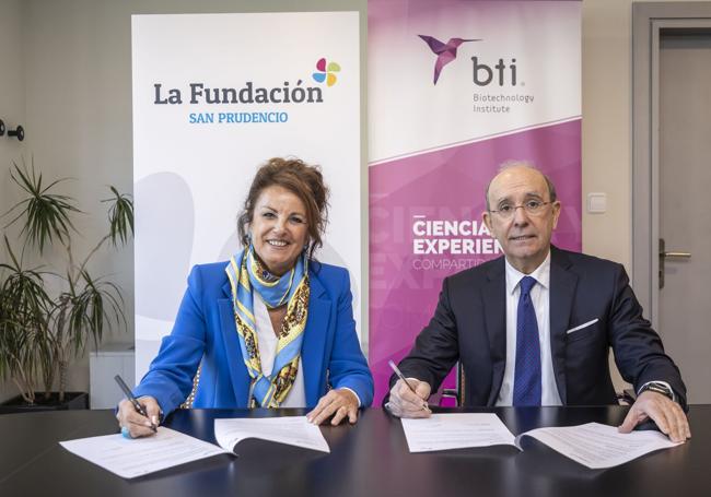 Yolanda Berasategui, presidenta de la Fundación Laboral San Prudencio, y Eduardo Anitua, presidente y director científico de BTI Biotechnology Institute durante la firma del convenio.