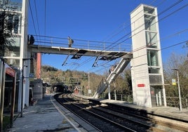 Vista de la pasarela que comunica los dos andenes de la estación de Abaroa-San Miguel.