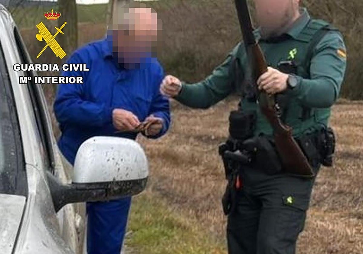 Un agente, con el hombre de 61 años, pillado, sin autorización, en un coto de caza de Treviño.