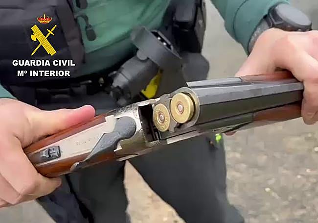 La escopeta estaba cargada con munición.