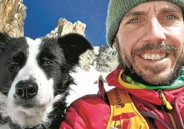 Mikel Lorente junto a su perro Egin.