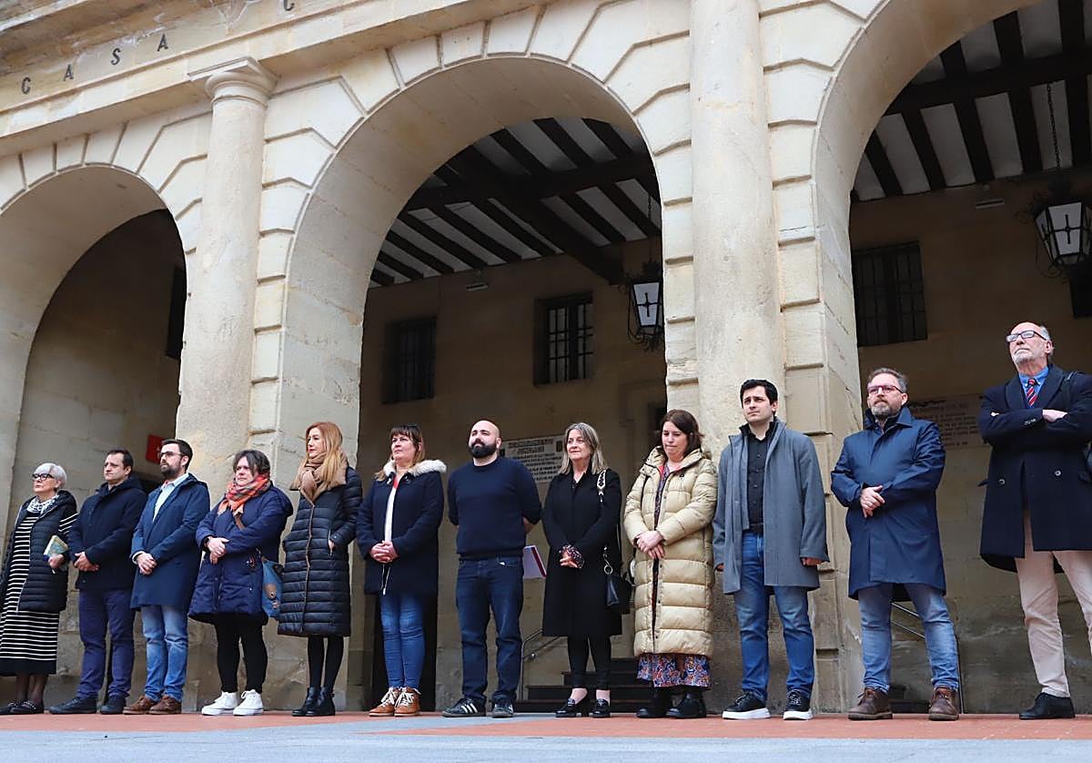 Miranda guarda un minuto de silencio por las víctimas del terrorismo ...