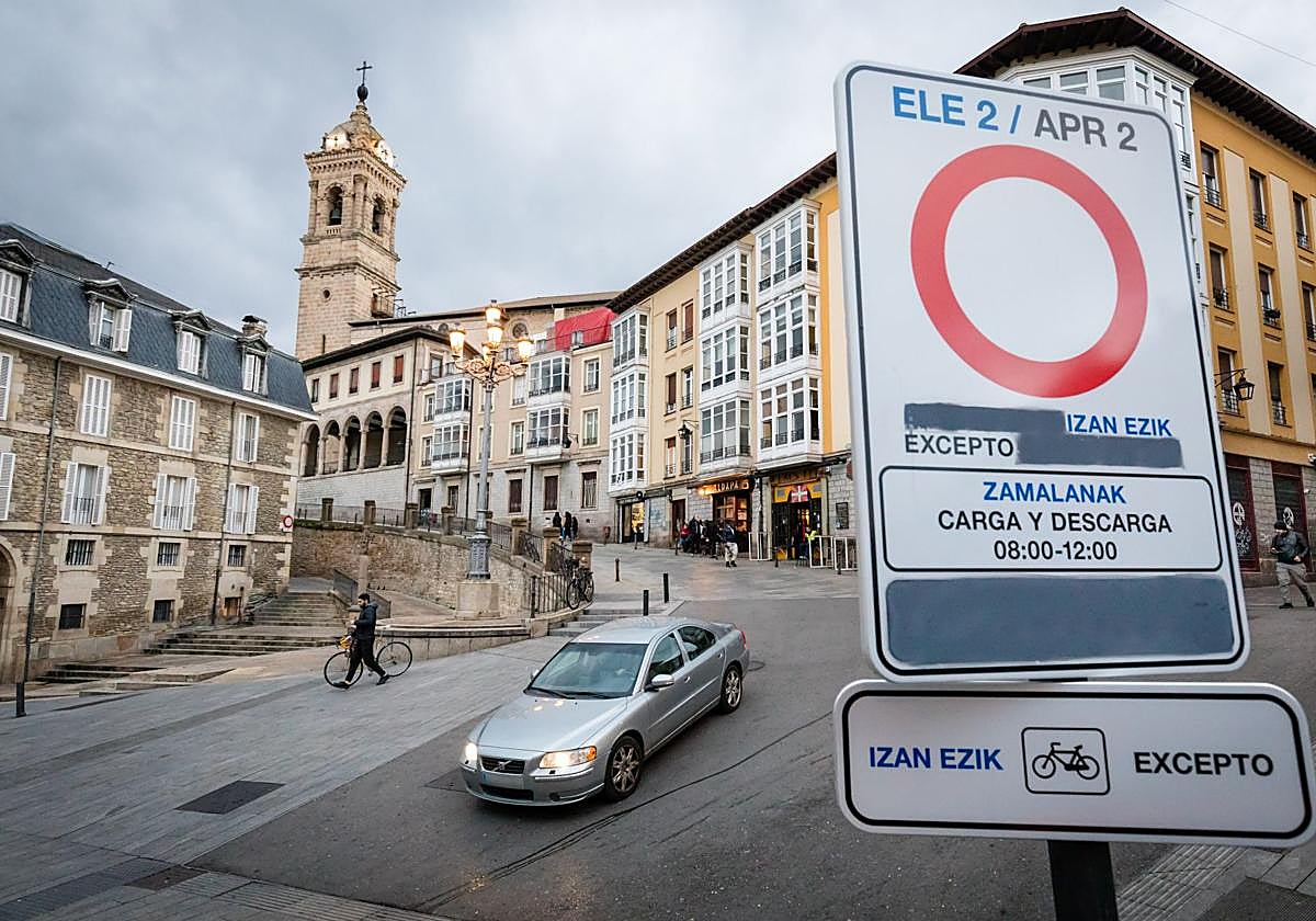 Señal que marca la limitación de acceso a la nueva zona de bajas emisiones.