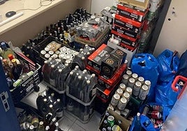 Lote de bebidas alcohólicas requisadas por la Policía de Santurtzi durante el Carnaval del pasado ejercicio.