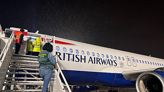 El mal trago de 150 británicos cuyo avión se desvió a Loiu por la muerte de un pasajero