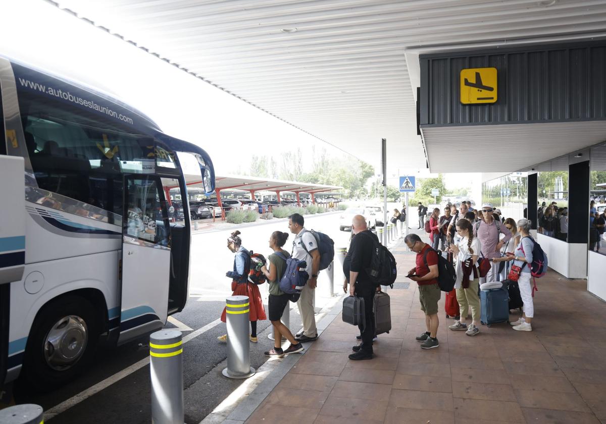 Viajeros en el acceso de la terminal del aeropuerto alavés.
