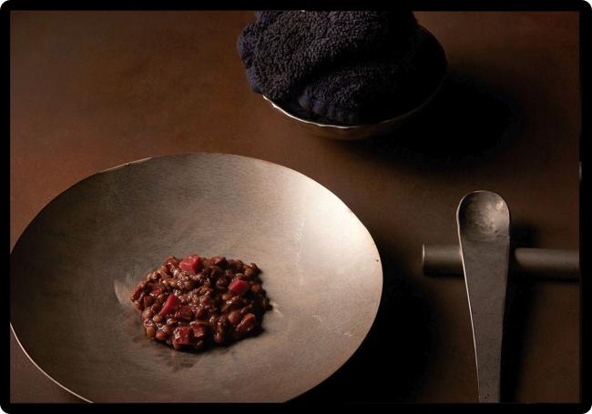 Taller, un plato que lleva lentejas, corazón y sangre.