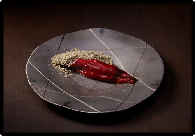 Pimiento de Apurtuarte relleno de chocolate blanco con polvo de queso azul de Bizkaigane.
