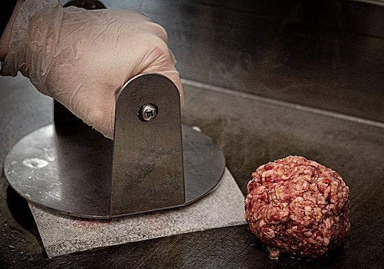 Las dos hamburguesas vizcaínas que han sido elegidas entre las mejores de Euskadi de este año