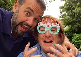 El cocinero David de Jorge junto a su ama, Marilén Eceizabarrena, en una foto de hace unos años.