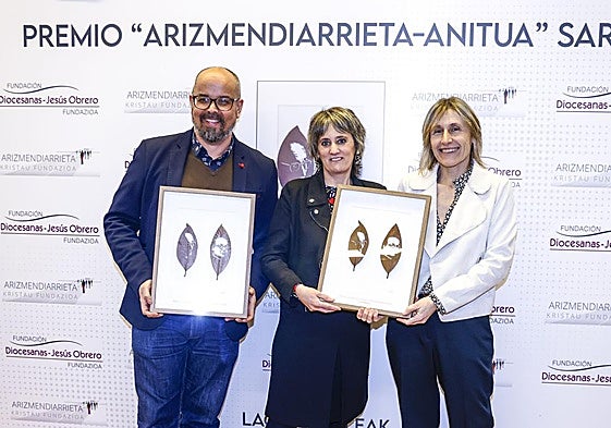 Jesús María Gutiérrez, presidente de la Fundación Jeiki, Olatz Olalde e Idoia Iruretagoiena, de Sirimiri, posan con los premios.