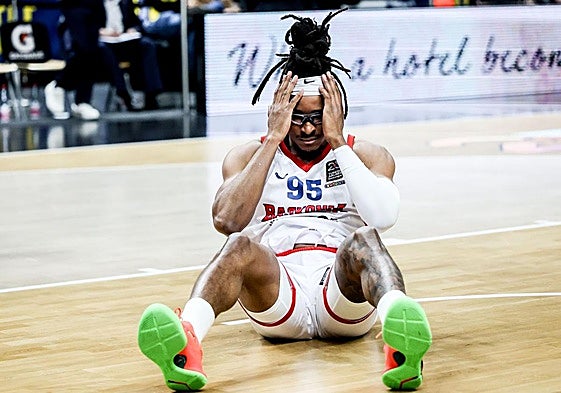 Moneke se lamenta en el suelo.